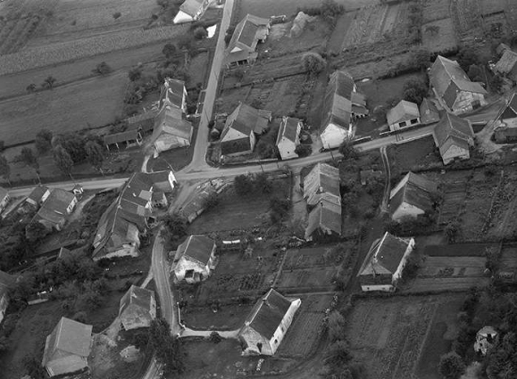 Vue aérienne d'une partie du village en 1956. © Région Bourgogne-Franche-Comté, Inventaire du patrimoine