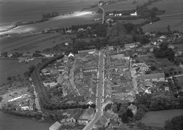 Vue aérienne d'une partie du village en 1956. Promenade du Seillon, rue des Granges, rue principale, rue du Marché. © Région Bourgogne-Franche-Comté, Inventaire du patrimoine