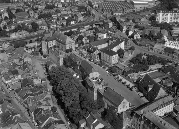 Vue aérienne du quartier du château en 1958. © Région Bourgogne-Franche-Comté, Inventaire du patrimoine