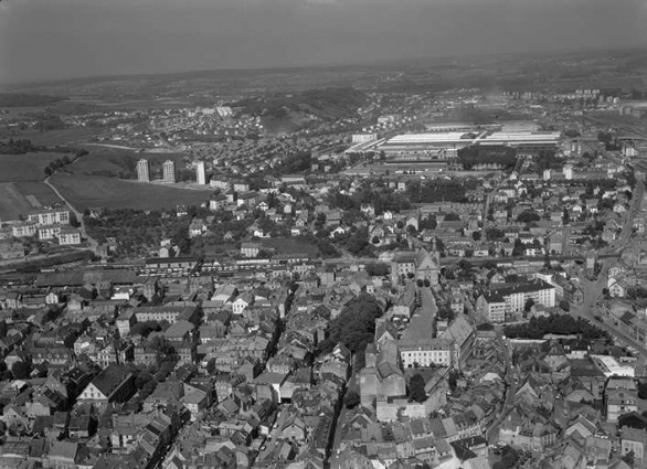 Vue aérienne en 1958 avec, en arrière-plan, les usines Peugeot. © Région Bourgogne-Franche-Comté, Inventaire du patrimoine