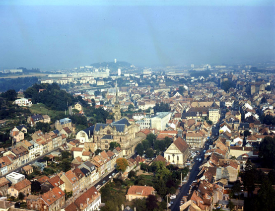 Vue aérienne en 1965 (faubourg de Besançon, à droite, rue Saint-Georges, au milieu et rue des Potiers, à gauche). © Région Bourgogne-Franche-Comté, Inventaire du patrimoine