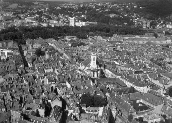 Vue aérienne du centre-ville en 1964. Au centre, l'église Saint-Pierre. © Région Bourgogne-Franche-Comté, Inventaire du patrimoine