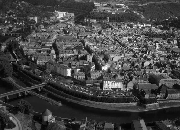 Vue aérienne du centre-ville depuis le quartier Battant en 1964. © Région Bourgogne-Franche-Comté, Inventaire du patrimoine