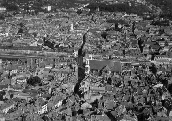 Vue aérienne du centre-ville en 1964 (Grande Rue, quai Vauban au centre). © Région Bourgogne-Franche-Comté, Inventaire du patrimoine