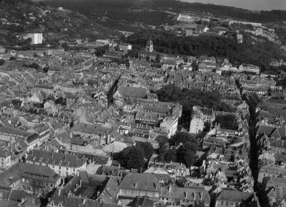 Vue aérienne du centre-ville en 1964. A l'arrière-plan, la cathédrale Saint-Jean et la citadelle. © Région Bourgogne-Franche-Comté, Inventaire du patrimoine