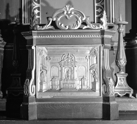 Autel-retable latéral gauche : détail de la scène du tabernacle. © Région Bourgogne-Franche-Comté, Inventaire du patrimoine