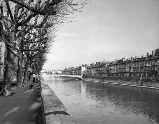 Enfilade des quais et le lycée de jeunes filles. © Région Bourgogne-Franche-Comté, Inventaire du patrimoine
