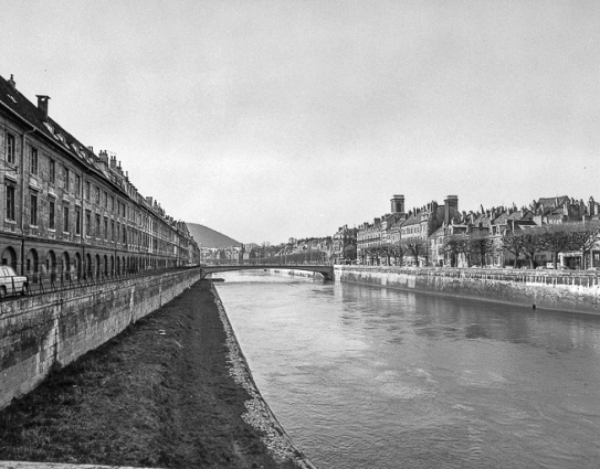 Les quais avec vue sur La Madeleine. © Région Bourgogne-Franche-Comté, Inventaire du patrimoine