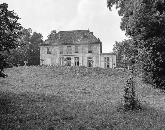 Façade latérale gauche donnant sur le terrain en pente. © Région Bourgogne-Franche-Comté, Inventaire du patrimoine