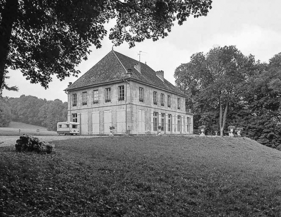 Façades arrière et latérale droite vues depuis le parc. © Région Bourgogne-Franche-Comté, Inventaire du patrimoine