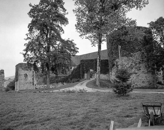 Vue de l'entrée avec la tour. © Région Bourgogne-Franche-Comté, Inventaire du patrimoine
