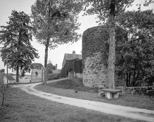 Vue de l'entrée avec la tour. © Région Bourgogne-Franche-Comté, Inventaire du patrimoine