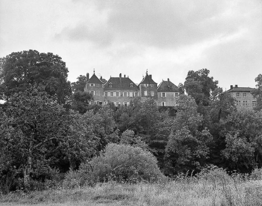 Vue d'ensemble depuis un pré en contrebas. © Région Bourgogne-Franche-Comté, Inventaire du patrimoine