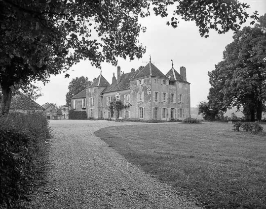 Vue de trois-quarts droit depuis le parc. © Région Bourgogne-Franche-Comté, Inventaire du patrimoine