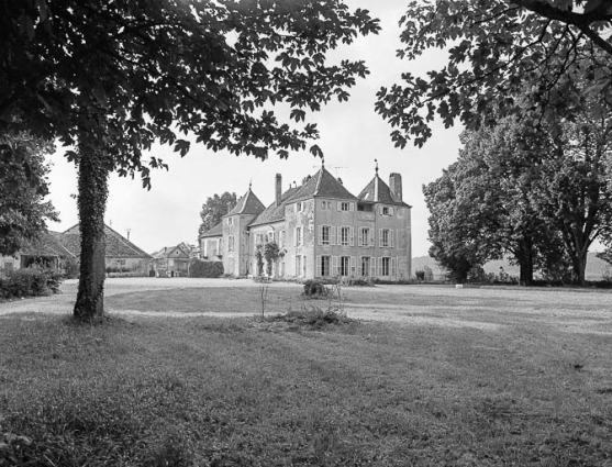 Vue de trois-quarts droit depuis le parc. © Région Bourgogne-Franche-Comté, Inventaire du patrimoine