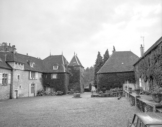 Vue sur cour. © Région Bourgogne-Franche-Comté, Inventaire du patrimoine