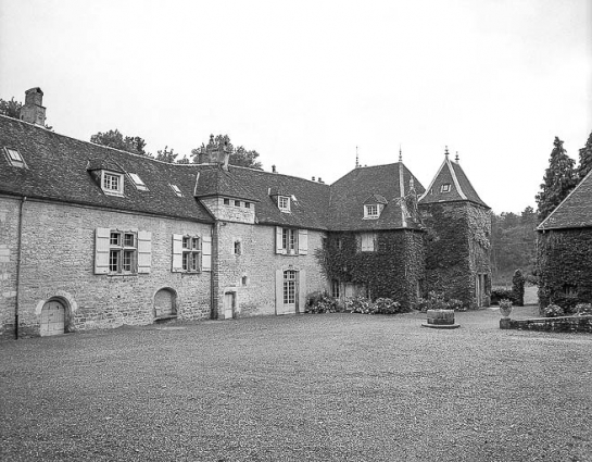 Vue depuis la cour. © Région Bourgogne-Franche-Comté, Inventaire du patrimoine