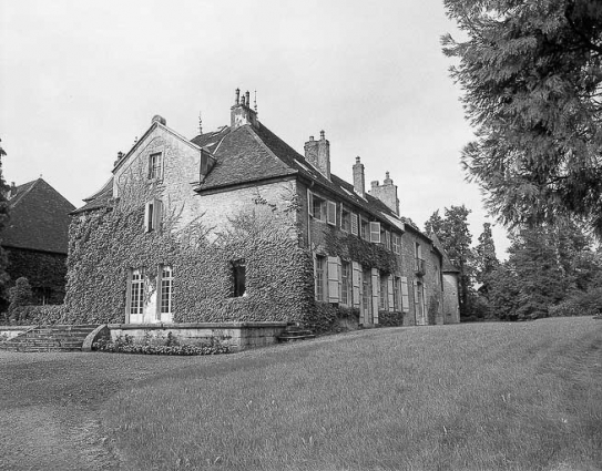 Façade latérale donnant sur le parc. © Région Bourgogne-Franche-Comté, Inventaire du patrimoine