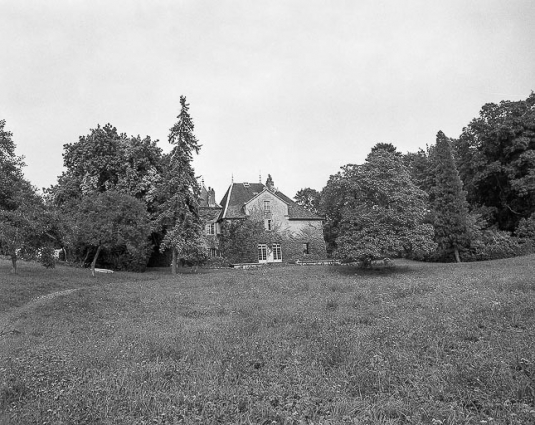 Façade latérale donnant sur le parc. Vue éloignée. © Région Bourgogne-Franche-Comté, Inventaire du patrimoine