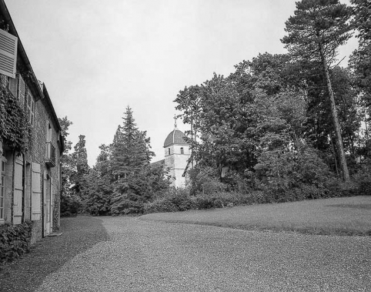 Façade latérale donnant sur le parc. Vue éloignée. © Région Bourgogne-Franche-Comté, Inventaire du patrimoine