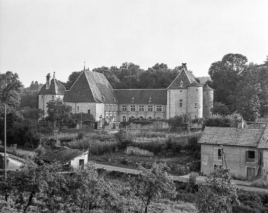 Vue depuis le village. © Région Bourgogne-Franche-Comté, Inventaire du patrimoine
