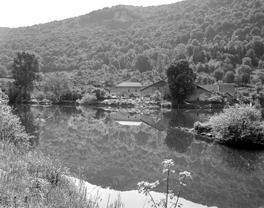 Le Doubs, le canal et maisons à Ougney-le-Bas. © Région Bourgogne-Franche-Comté, Inventaire du patrimoine