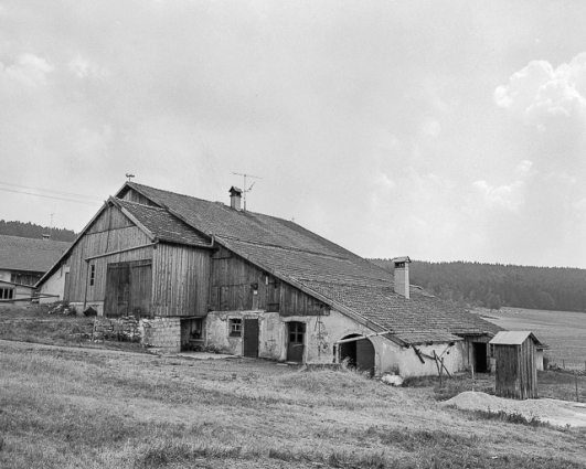 Ferme située au lieu-dit Le Bas de la Motte, cadastrée A2 123, 126, 127 : façade postérieure. © Région Bourgogne-Franche-Comté, Inventaire du patrimoine