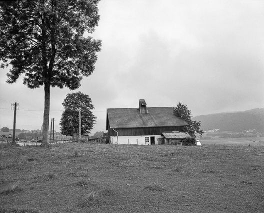 ferme située au lieu-dit Chinard : façade latérale droite et site. © Région Bourgogne-Franche-Comté, Inventaire du patrimoine