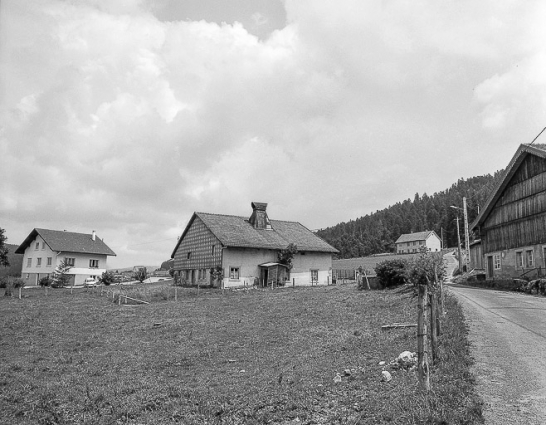 Facçades postérieure et latérale gauche vues depuis la rue. © Région Bourgogne-Franche-Comté, Inventaire du patrimoine