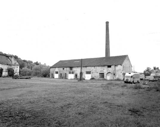 Magasins et bureaux. En arrière-plan, cheminée de la chaînerie (rive droite) détruite en 1979. © Région Bourgogne-Franche-Comté, Inventaire du patrimoine
