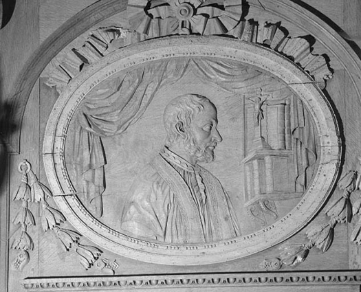 Médaillon de gauche du premier pan de l'abside : un prêtre. © Région Bourgogne-Franche-Comté, Inventaire du patrimoine