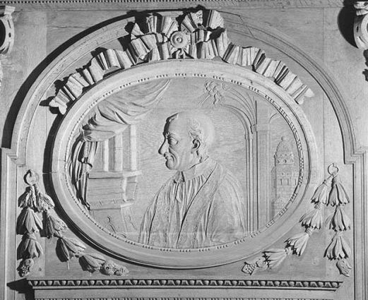 Médaillon de droite du premier pan de l'abside : un prêtre. © Région Bourgogne-Franche-Comté, Inventaire du patrimoine