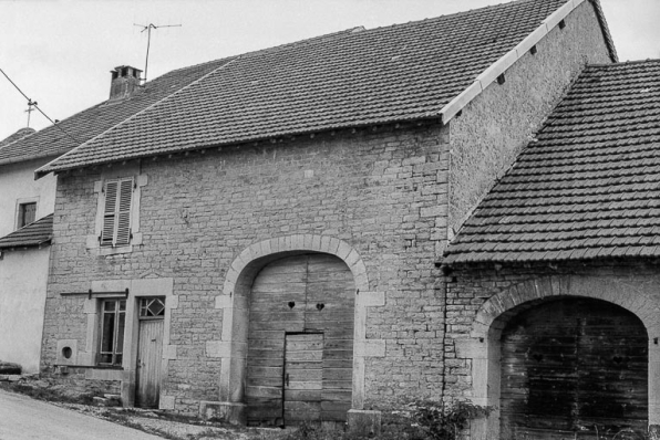 Ferme cadastrée B2 124 (droite) : © Région Bourgogne-Franche-Comté, Inventaire du patrimoine