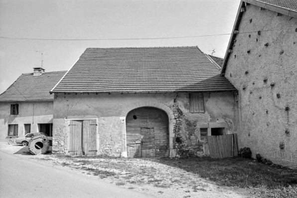 Ferme située au lieudit Sous les Barres, cadastrée C2 330 : façade postérieure (?). © Région Bourgogne-Franche-Comté, Inventaire du patrimoine
