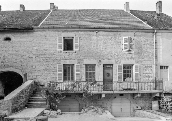 Maison de vigneron (?) cadastrée AD 325 : façade antérieure. © Région Bourgogne-Franche-Comté, Inventaire du patrimoine