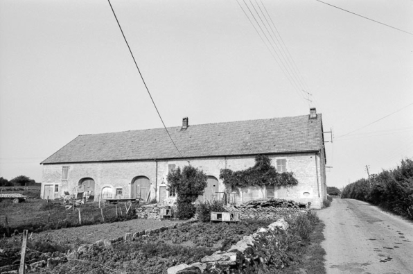 Ferme cadastrée A3 552 : façade antérieure et jardin. © Région Bourgogne-Franche-Comté, Inventaire du patrimoine