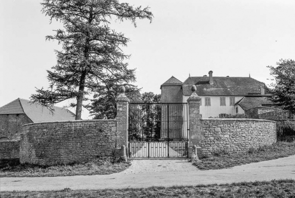 Portail d'entrée. © Région Bourgogne-Franche-Comté, Inventaire du patrimoine