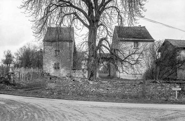 Maisons formant autrefois un seul ensemble. La voûte de grange subsiste. © Région Bourgogne-Franche-Comté, Inventaire du patrimoine