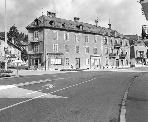 Façades sur rue. Vue depuis la place. © Région Bourgogne-Franche-Comté, Inventaire du patrimoine Façades sur rue. Vue depuis la place. © Région Bourgogne-Franche-Comté, Inventaire du patrimoine