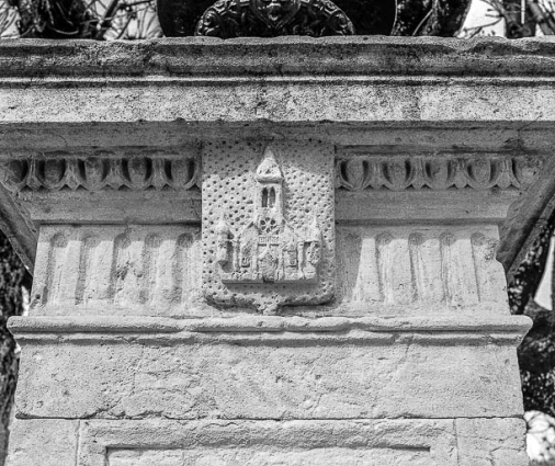 Détail des armes de la ville sur la fontaine du portail d'entrée. © Région Bourgogne-Franche-Comté, Inventaire du patrimoine