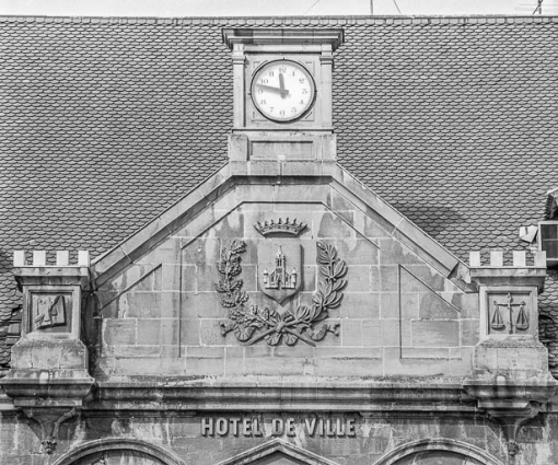Détail : fronton de la façade antérieure. © Région Bourgogne-Franche-Comté, Inventaire du patrimoine