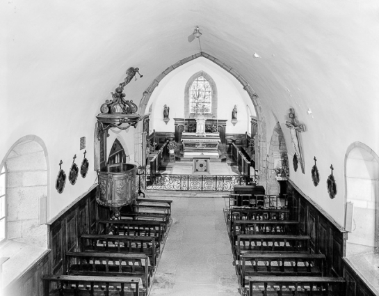 Intérieur : nef et choeur vus depuis la tribune. © Région Bourgogne-Franche-Comté, Inventaire du patrimoine