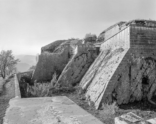 Fossé, glacis et murs. © Région Bourgogne-Franche-Comté, Inventaire du patrimoine