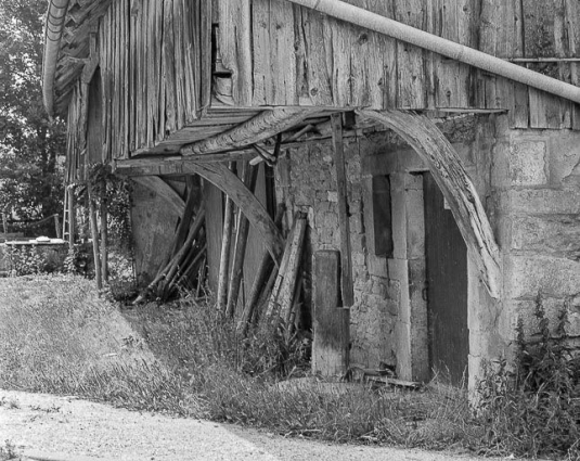Galerie en bois protégeant un mur goutterot. © Région Bourgogne-Franche-Comté, Inventaire du patrimoine
