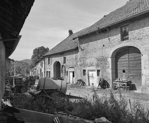Vue d'ensemble de l'îlot formé par les fermes section A, 2e feuille, parcelles 258 à 263, vue depuis le nord. © Région Bourgogne-Franche-Comté, Inventaire du patrimoine