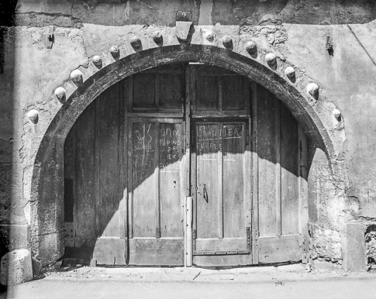 Portail à bossage rond, vue de face. © Région Bourgogne-Franche-Comté, Inventaire du patrimoine