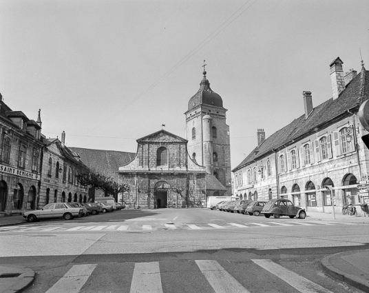 La place Saint-Bénigne, vue depuis la rue J. Mathez. © Région Bourgogne-Franche-Comté, Inventaire du patrimoine