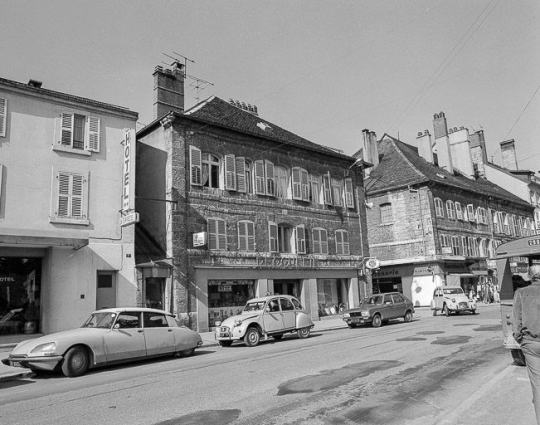 Façade sur rue de la République, vue de trois quarts gauche. © Région Bourgogne-Franche-Comté, Inventaire du patrimoine