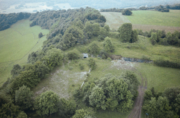 Vue aérienne du site. Front de gorge avec l'entrée défilée ; Au premier plan : emplacement d'un ancien hangar de génie. © Région Bourgogne-Franche-Comté, Inventaire du patrimoine