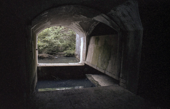 Poterne : vue de l'intérieur avec le système de pont roulant à éclipse. © Région Bourgogne-Franche-Comté, Inventaire du patrimoine